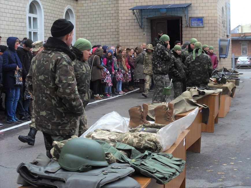 Щоб дівчата тримали квіти, чоловіки мають тримати зброю: сотня полтавців поповнила ряди ЗСУ та нацгвардії (ФОТО) (фото) - фото 1