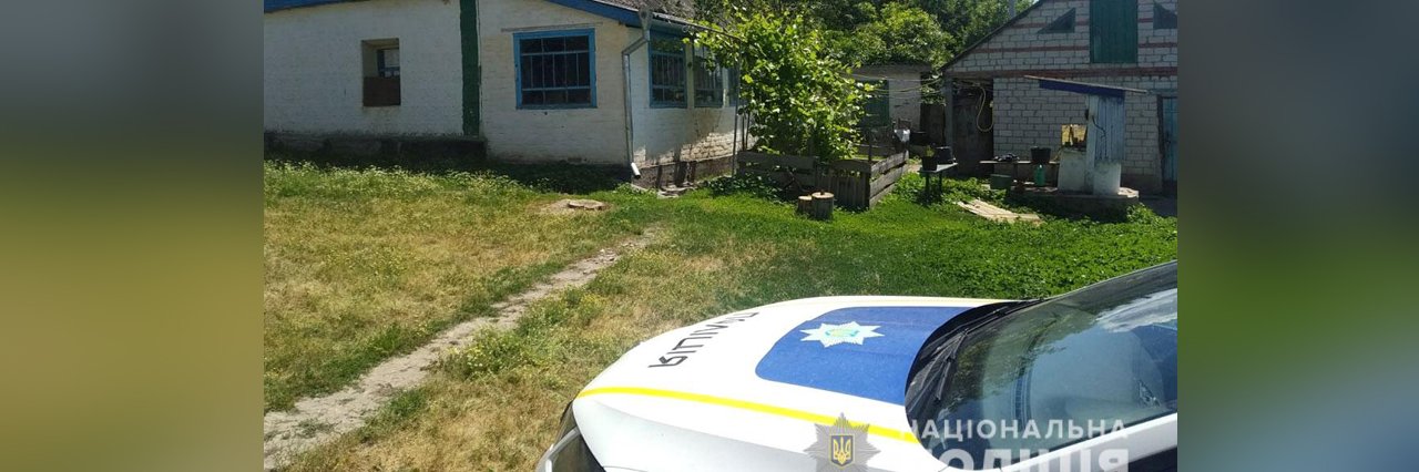На Полтавщині чоловік розрубав голову літній родичці: жінку потрапила до лікарні у важкому стані