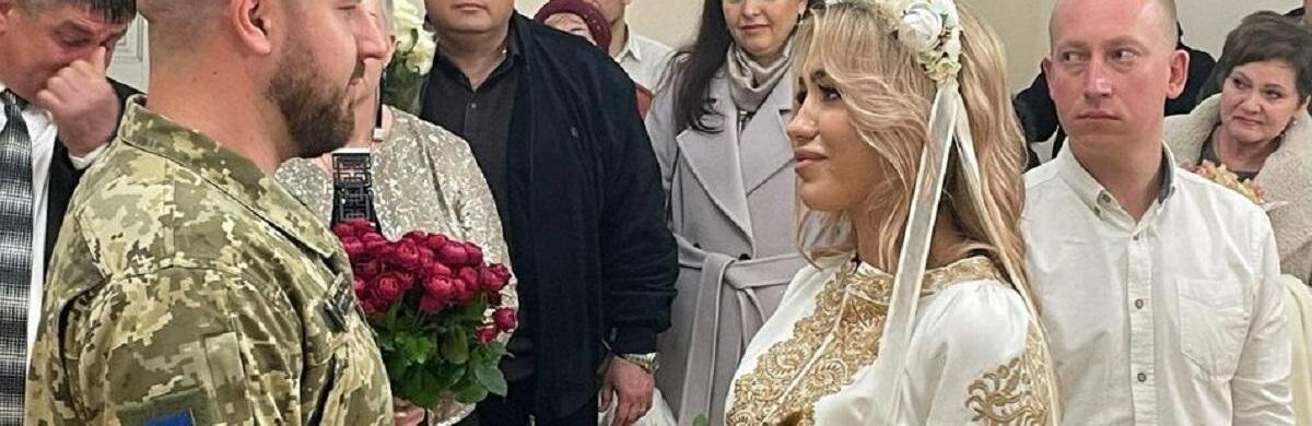 Кохання не знає перешкод: щоб потрапити на весілля військовий приїхав танком із передової