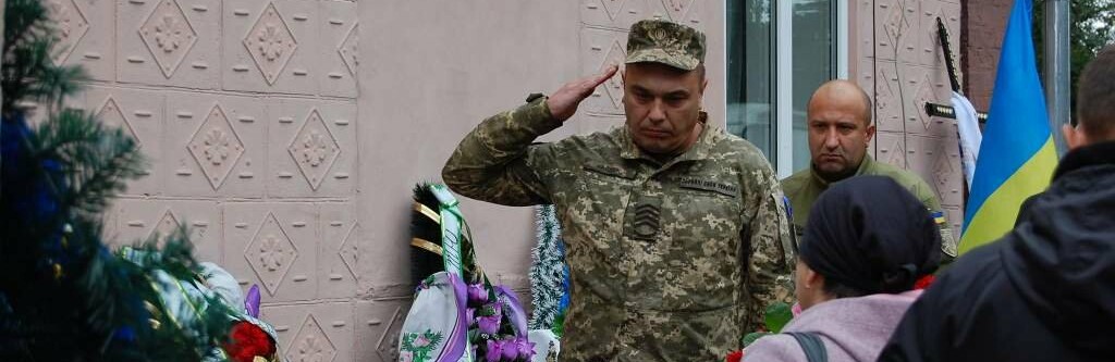 На Полтавщині провели в останню путь полеглого у війні військового Руслана Осіновського 