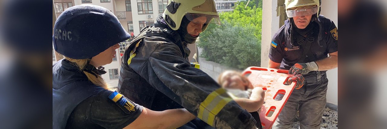 У Києві бійці ДСНС врятували 8-річну дівчинку з-під завалів будинку, враженого російською ракетою