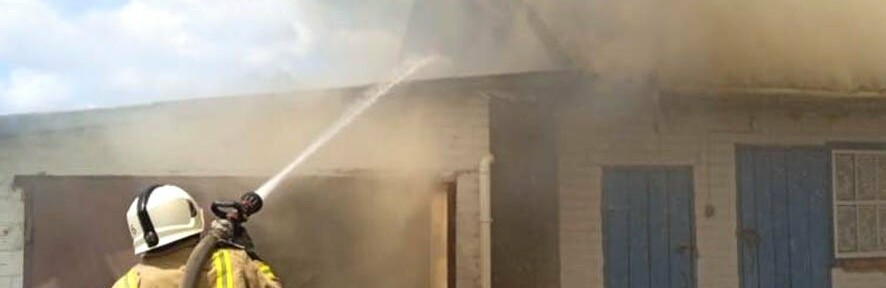 На Полтавщині горіла господарча будівля: вогонь знищив покрівлю