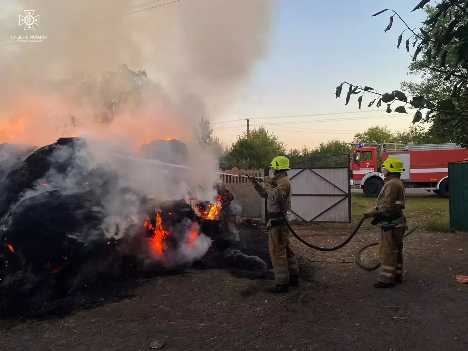 У Полтавському районі вогнеборці кілька годин гасили пожежу в приватному будинку