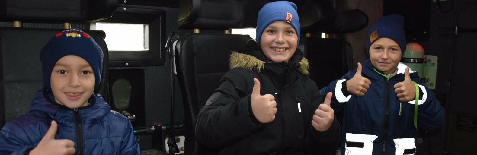 У селі на Полтавщині діти облаштували блокпост, де збирали кошти для ремонту техніки ЗСУ