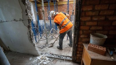 «Обкрадали бюджет на переселенцях»: на Полтавщині компанія завищувала вартість ремонту будинку для ВПО на понад 2 млн грн