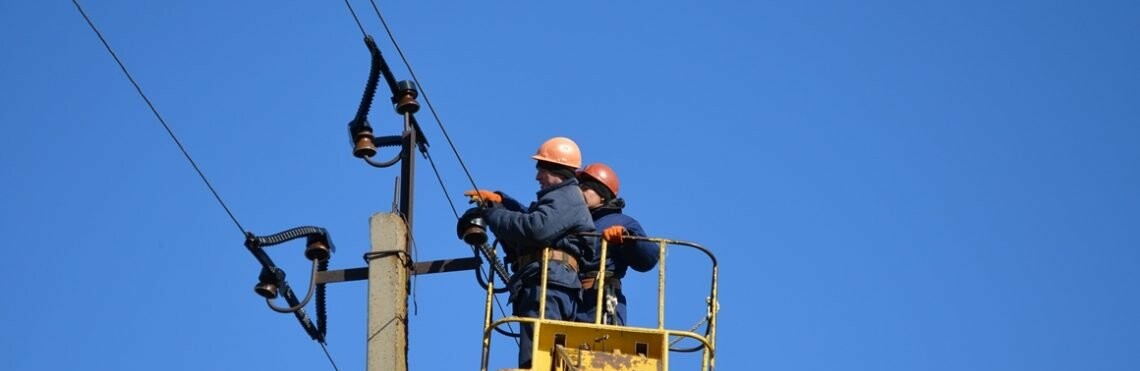 На Полтавщині енергетики відновлюють пошкоджені електролінії через сильні пориви вітру