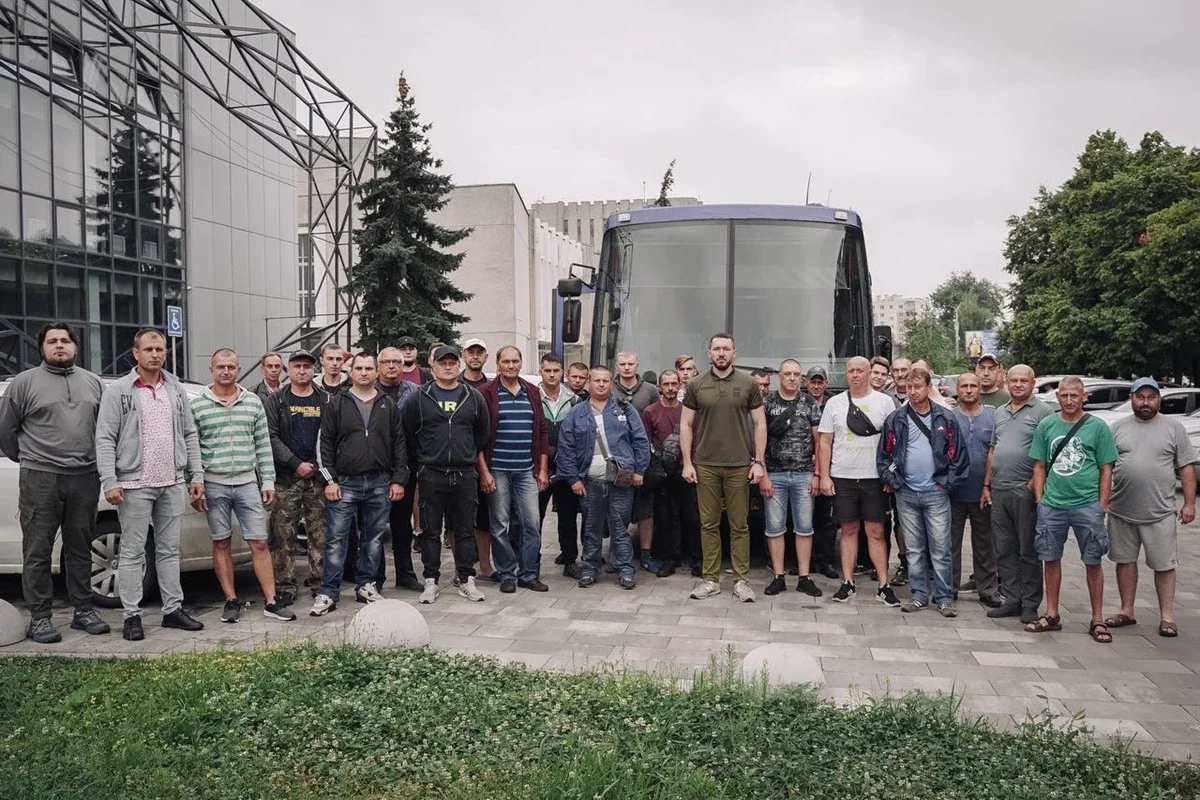 Допомога Херсонщині триває: нова бригада полтавських комунальників буде чистити вулиці та домівки після підтоплення внаслідок ворожого підриву Каховської ГЕС