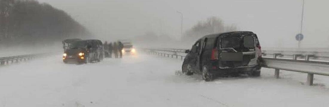 На Полтавщині під час снігових заметів на автодорозі сталася масова аварія: загинув водій Dacia Logan