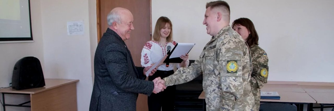 У Полтаві вручили погони молодших лейтенантів випускникам факультету підготовки офіцерів у ПУЕТ