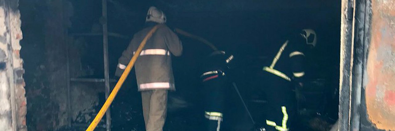 У Полтаві під час пожежі у гаражі згорів автомобіль