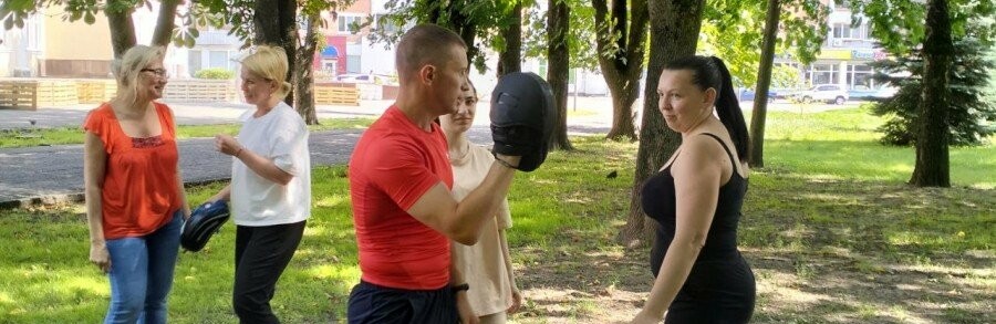 У полтавському парку Незалежності близько 20 жінок навчалися самозахисту та обороні