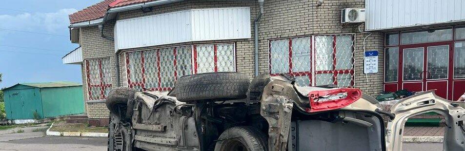 На Полтавщині автівка «влетіла» в відбійник і перекинулася на бік: неповнолітній пасажир загинув на місці