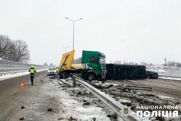 «На місці працюють рятувальники»: на Полтавщині на автодорозі Київ-Харків перекинулася вантажівка