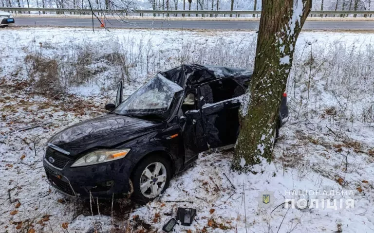 На Полтавщині автомобіль злетів з дороги та врізався у дерево