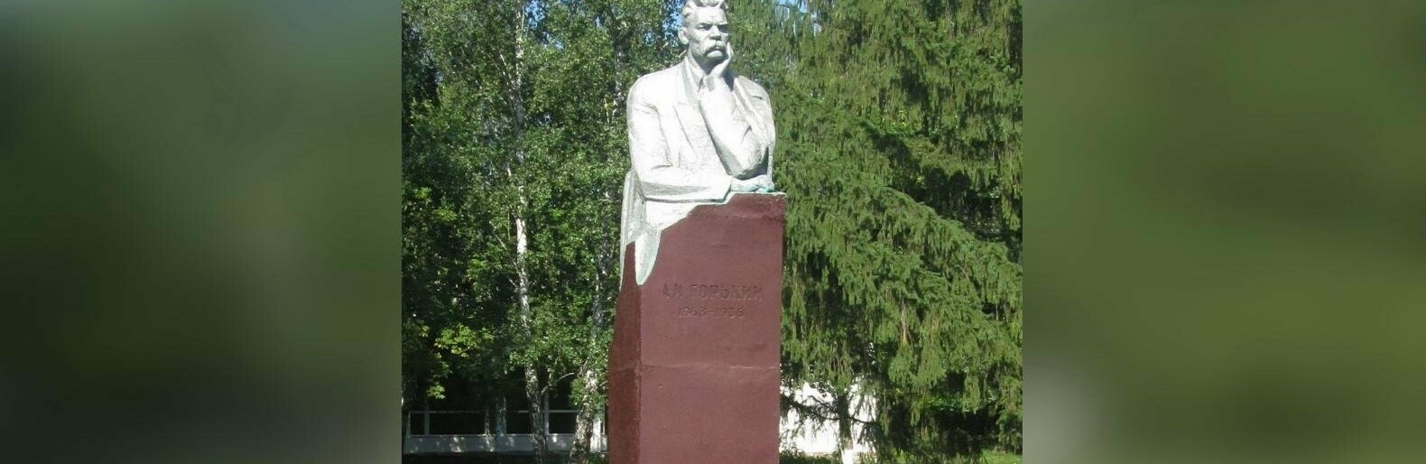 Прибрали символ духовного рабства: на Полтавщині «знесли» пам'ятник Горькому
