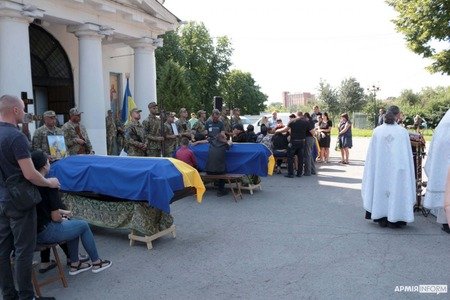 У Полтаві попрощалися з трьома захисниками України