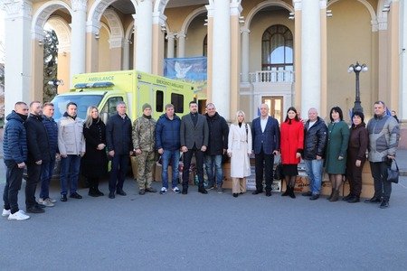 Військовим медикам передали реанімобіль