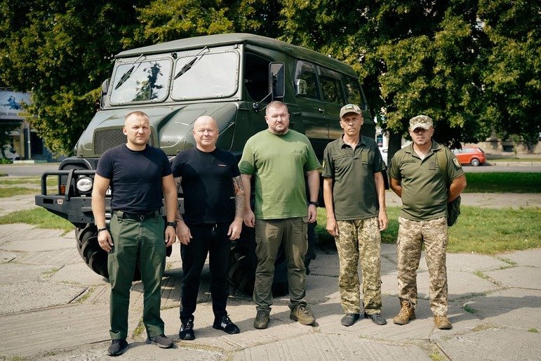 Морським піхотинцям від Полтавщини передали бойову автівку французького легіону