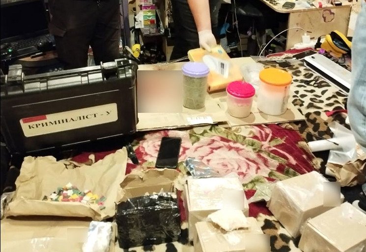 У Полтаві викрили пару наркодилерів, які продавали наркотики та психотропні речовини