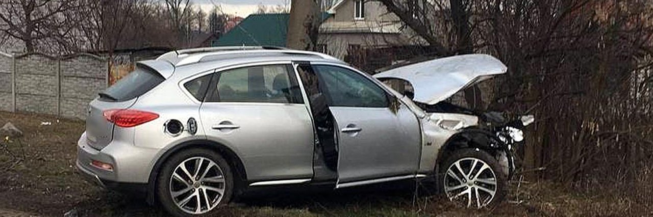 У лікарні помер водій, який вчора на Infiniti врізався у електроопору