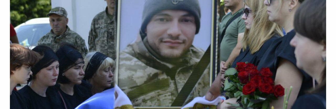 У Полтаві люди на колінах прощалися зі старшим стрільцем 72 ОМБр ім. Чорних Запорожців Артемом Слободанюком