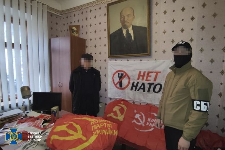 Суд на Полтавщині оштрафував пенсіонерку за продаж одягу з радянською символікою