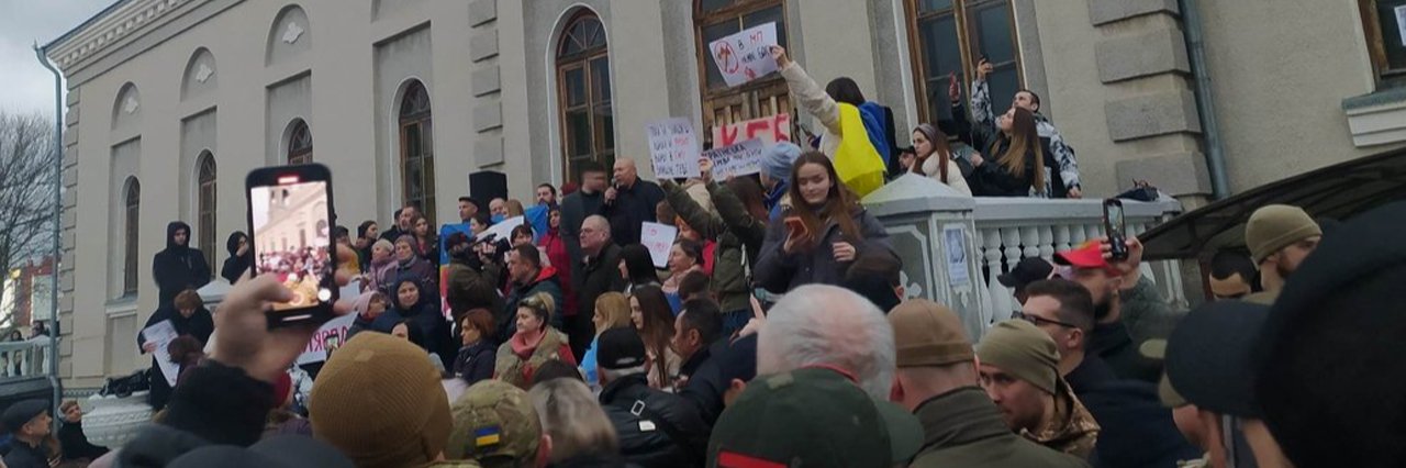 У Хмельницькому міська рада припинила право користування землею собору УПЦ, у якому  побили українського військового