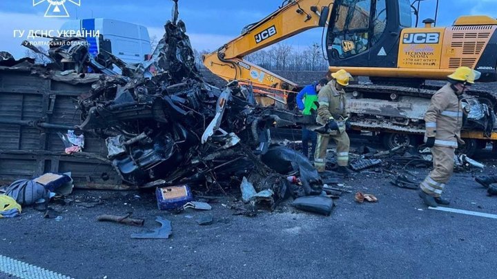 На Полтавщині внаслідок зіткнення мікроавтобуса з вантажівкою 3 людини загинули, 8 отримали поранення