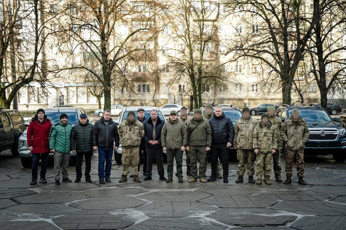 Захисникам і захисницям з Полтавщини передали 11 машин