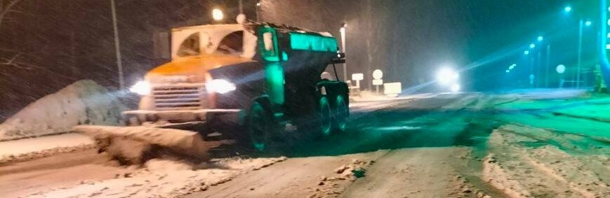  Більше сотні одиниць техніки ліквідовують наслідки першого снігу на Полтавщині 