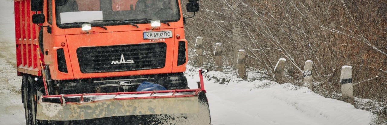 Автошляхи Полтавщини у проїжджому стані: понад 100 комунальної техніки розчищали дороги від снігових заметів