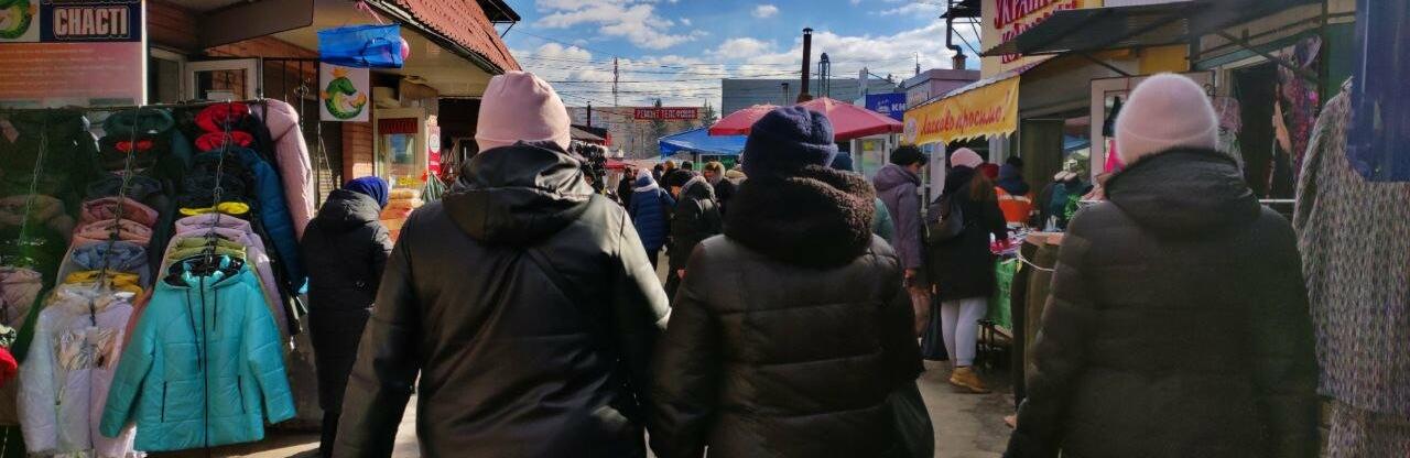 Скільки коштує одягнутися на ринку: чи є знижки на сезонний одяг?