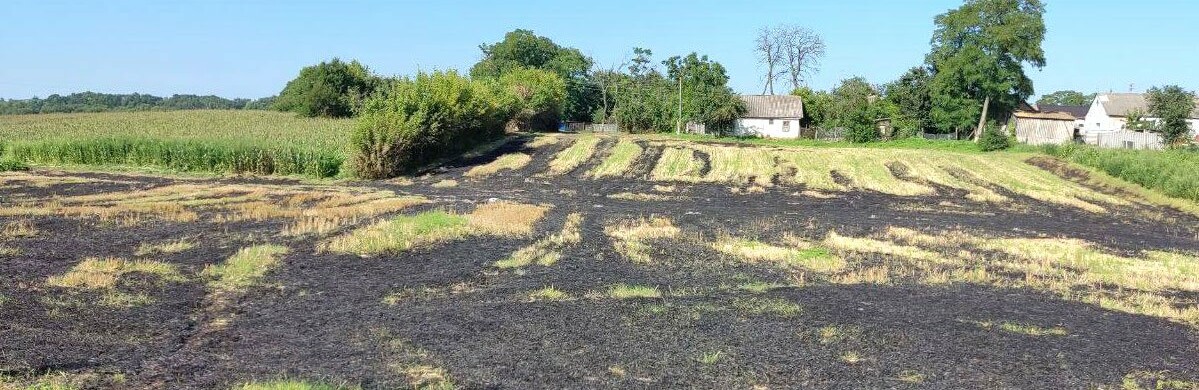 На Полтавщині під час спалення сухої трави загинув 82-річний чоловік: тіло дідуся медики виявили на полі