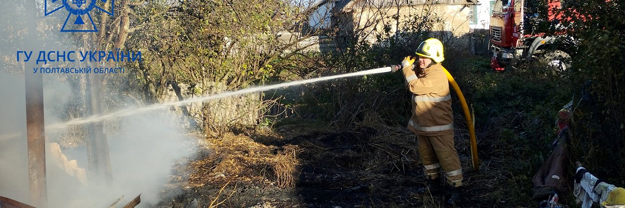 На Полтавщині бійці ДСНС врятували будинок під час пожежі, яка знищила сінник із 7-ма тонами сіна