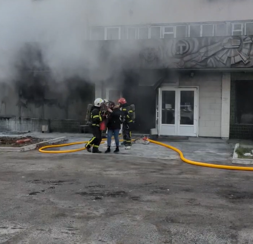 У Полтаві горів завод «Хіммаш»: пожежники врятували понад 10 людей