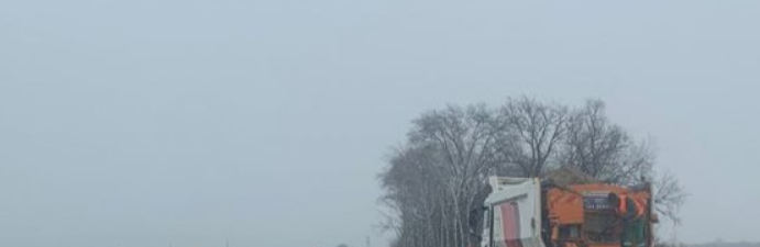 Дороги Полтавщини обробляють протиожеледною сумішшю