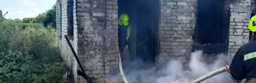 На Полтавщині вогнеборці понад дві години гасили пожежу у хаті