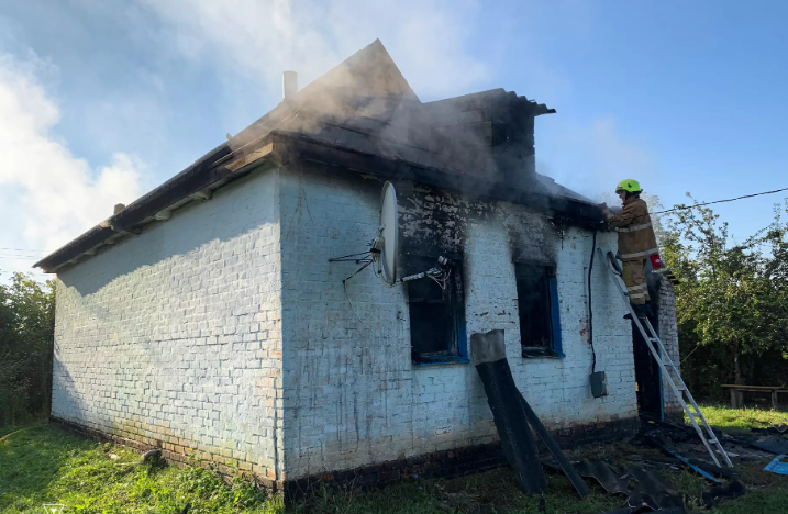 Вогнеборці на Полтавщині загасили пожежу в житловому будинку на площі близько 100 кв. метрів