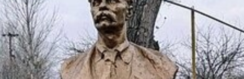 Пам’ятник російському  письменнику Горькому демонтують у селі Загребелля 