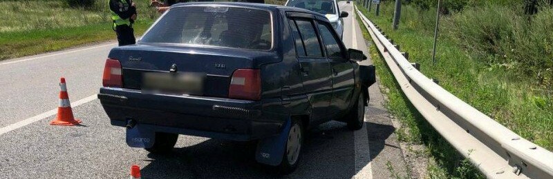 На Полтавщині легковик втратив керування та врізався в металеву огорожу: постраждала пасажирка