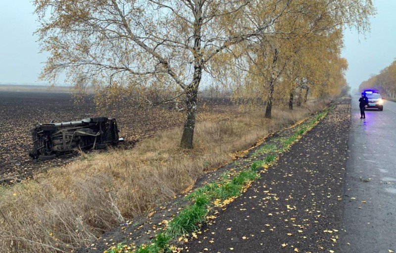 З’їхав з дороги та перекинувся: внаслідок ДТП постраждав водій легковика та пасажири, серед яких були діти