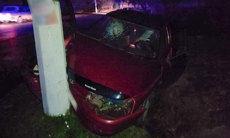 На Полтавщині п’яний водій виїхав за межі дороги та врізався у бетонний стовп: травмувалося двоє молодих пасажирів
