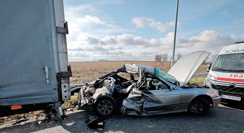 На Полтавщині легковик врізався у припарковану вантажівку: водія з травмами доставили до лікарні