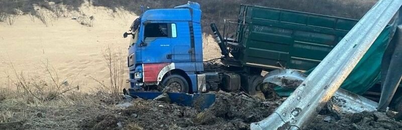 Поблизу Полтави вантажівка з’їхала з мосту