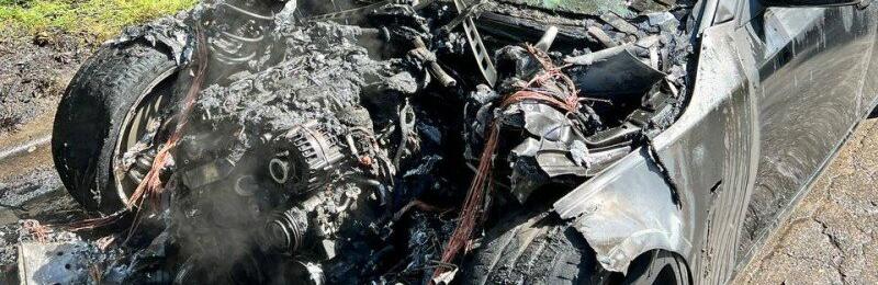 Перетворився на брухт: у Полтаві на вулиці Балакіна згорів автомобіль
