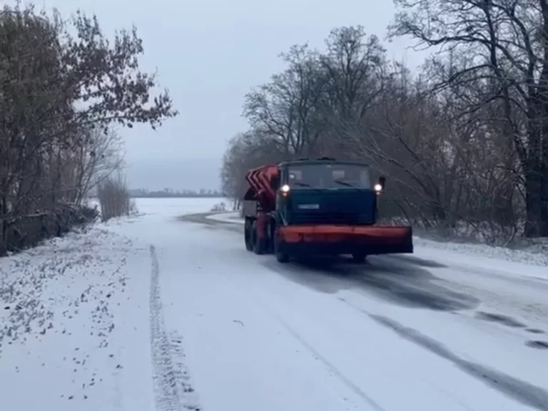 На засніжених дорогах Полтавщини звечора працювало понад 100 одиниць снігоочисної техніки  