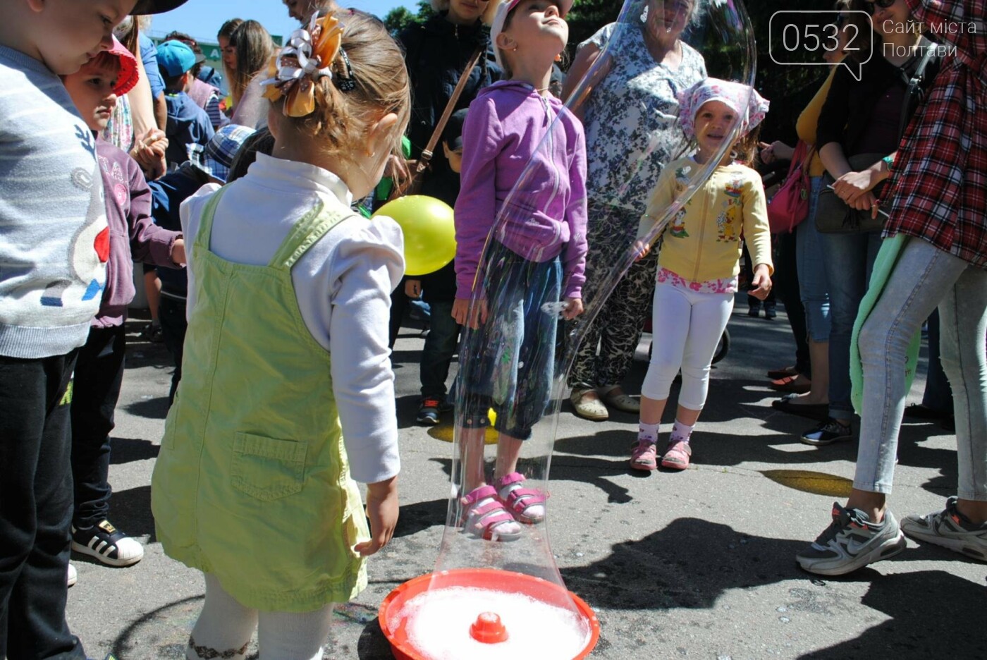 У Полтаві діти ловили та їли мильні бульбашки (ФОТО), фото-3 У Полтаві діти ловили та їли мильні бульбашки (ФОТО), фото-3