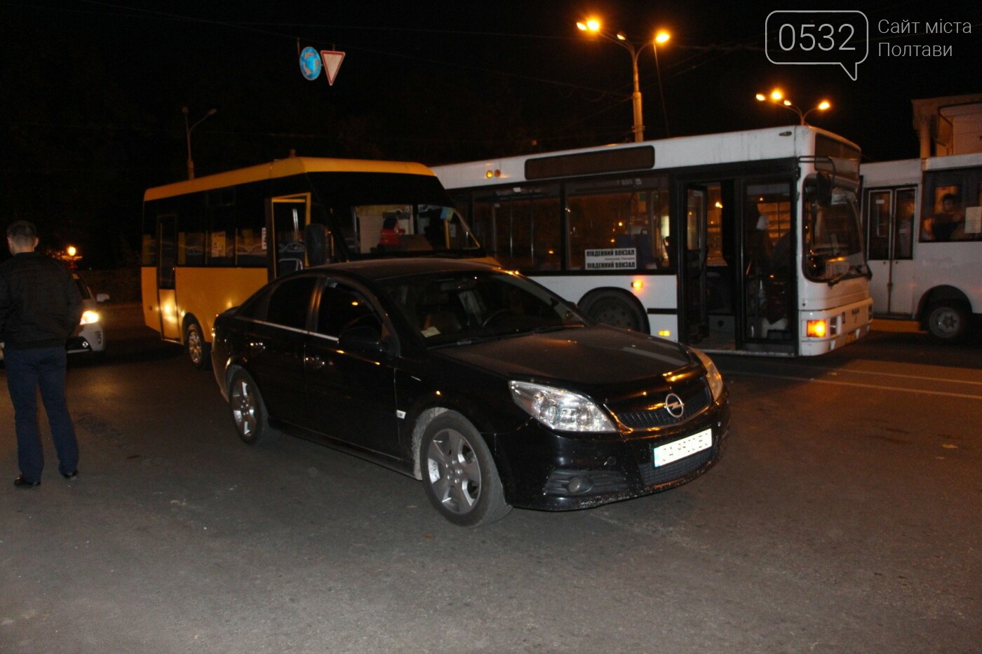 У Полтаві в аварії "на кругу" зіткнулися маршрутка, автобус..., фото-1 У Полтаві в аварії "на кругу" зіткнулися маршрутка, автобус і легковик (ФОТО, ВІДЕО), фото-1