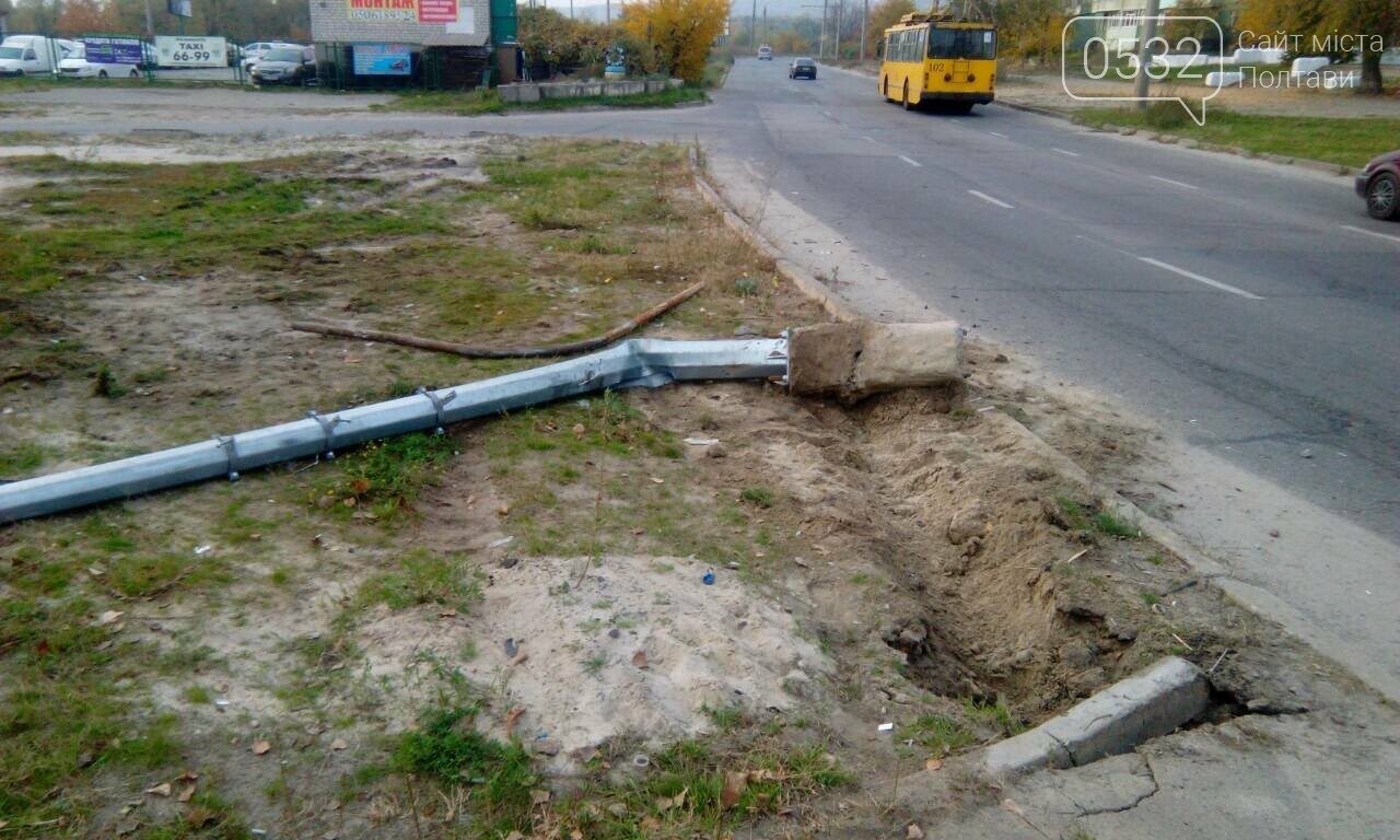 У Полтаві на проспекті Миру перекинувся автомобіль і зніс с..., фото-1 У Полтаві на проспекті Миру перекинувся автомобіль і зніс світлофор та дорожній знак (ФОТО), фото-1