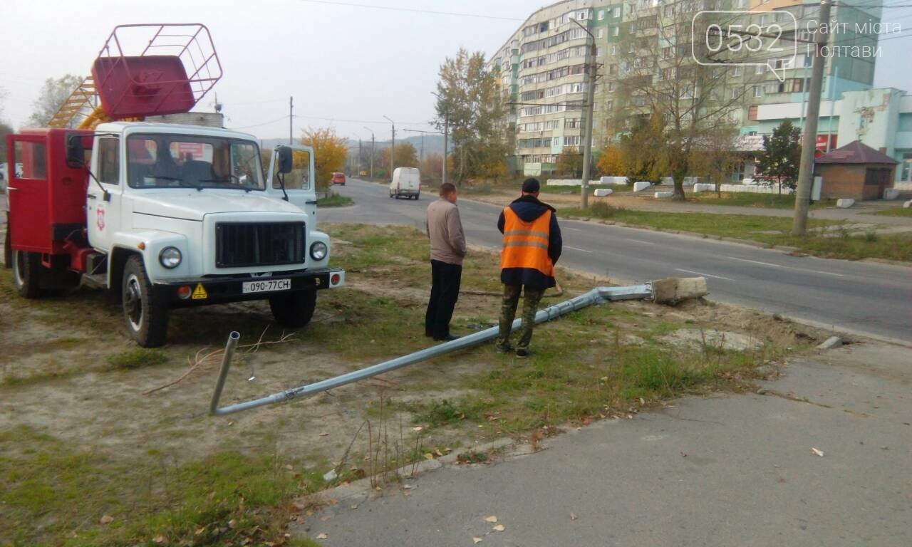 У Полтаві на проспекті Миру перекинувся автомобіль і зніс с..., фото-2 У Полтаві на проспекті Миру перекинувся автомобіль і зніс світлофор та дорожній знак (ФОТО), фото-2